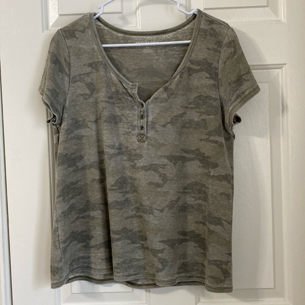 American Eagle short sleeve light weight soft waffle henley camo print top